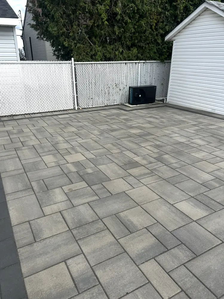 Cour arrière en dalles de pavé-uni à Laval