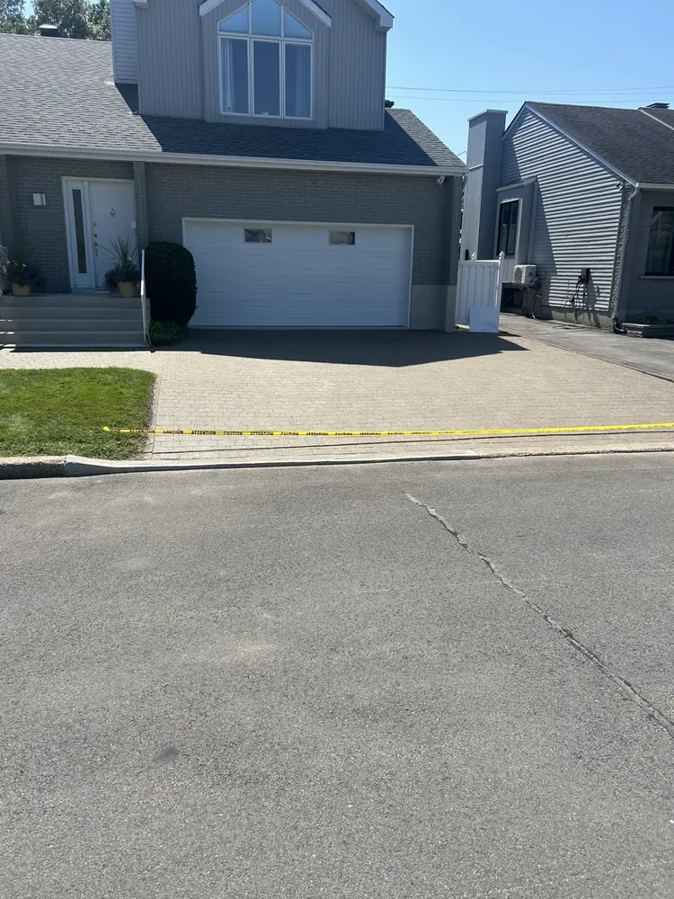 Entrée de garage en pavé-uni fraîchement terminée à Pointe-aux-Trembles